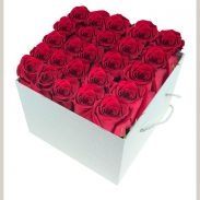 خرید آنلاین اینترنتی باکس گل رز قرمز با جعبه مکعبی دسته دار در تهران از گلفروشی و فروشگاه انلاین شادیچی