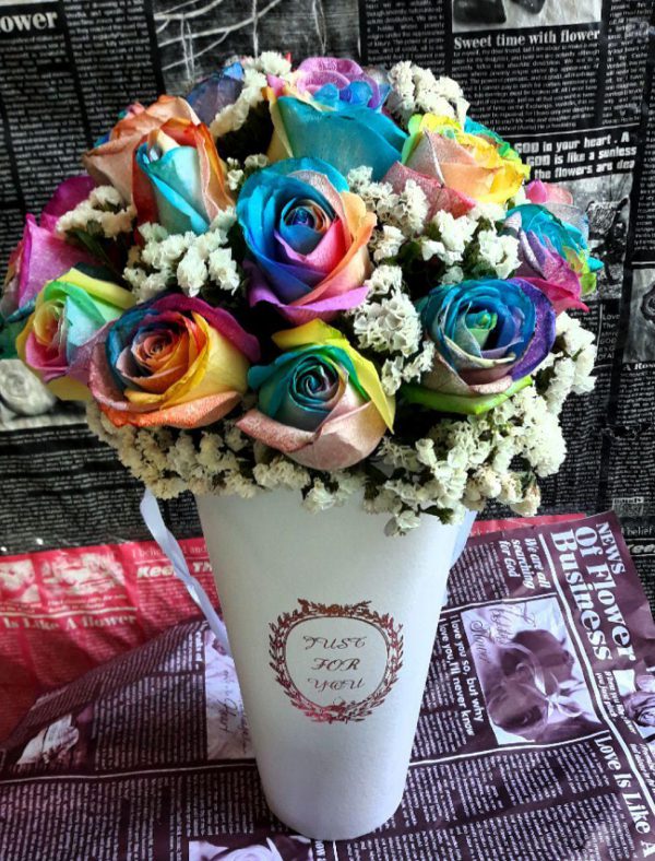 خرید آنلاین و اینترنتی باکس گل رز رنگی سطلی با جعبه مخروطی دسته دار در تهران از گلفروشی و فروشگاه انلاین شادیچی