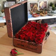 خرید آنلاین و اینترنتی باکس گل چوبی طرح چمدان رز قرمز در تهران از گلفروشی و فروشگاه انلاین شادیچی