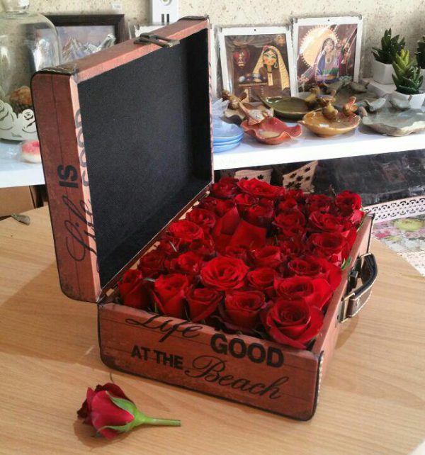 خرید آنلاین و اینترنتی باکس گل چوبی طرح چمدان رز قرمز در تهران از گلفروشی و فروشگاه انلاین شادیچی