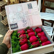 خرید آنلاین و اینترنتی جعبه گل رز قرمز با جعبه چوبی طرح کتاب در تهران از گلفروشی و فروشگاه شادیچی