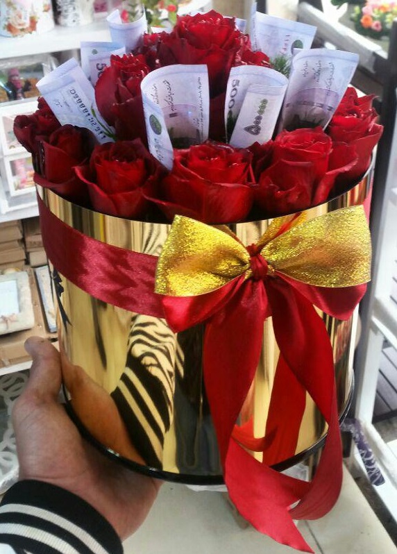 خرید آنلاین و اینترنتی باکی گل طلایی رز قرمز و جعبه استوانه ای در تهران از گلفروش و فروشگاه انلاین شادیچی