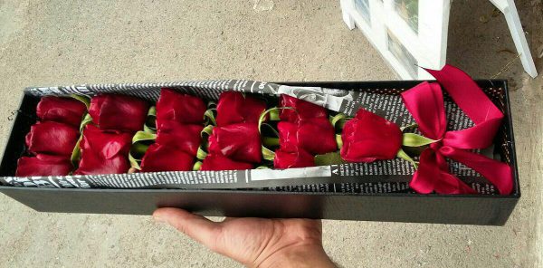 خرید انلاین و اینترنتی باکس گل رز قرمز با جعبه کوچک مستطیلی در تهران از گلفروشی و فروشگاه انلاین شادیچی