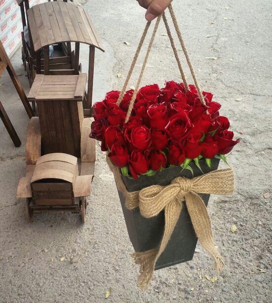 خرید آنلاین باکس گل شیک رز قرمز با جعبه مخروطی در تهران از فروشگاه و گلفروشی اینترنتی و انلاین شادیچی