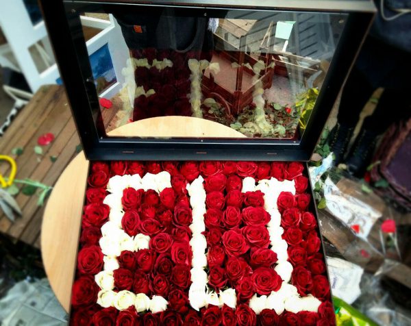 خرید آنلاین و اینترنتی باکس گل رز قرمز و سفید طرح اسم الی eli با جعبه چوبی مکعبی در تهران از فروشگاه و گلفروشی انلاین شادیچی