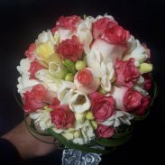خرید آنلاین و اینترنتی دسته گل قرمز عروسی ژورنال عروس رز قرمز وو سفید در تهران از گلفروش و فروشگاه انلاین شادیچی