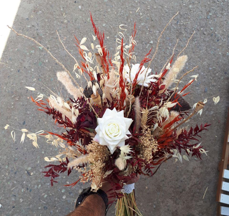 خرید آنلاین و اینترنتی دسته گل ژورنال عروس رز قرمز و سفید برای جشن عروسی خواستگاری و هدیه در تهران از گلفروشی و فروشگاه انلاین شادیچی