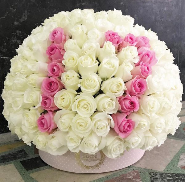 باکس گل استوانه ای هارد باکس با گل رز سفید و صورتی و طراحی عدد 17شماره 179