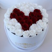 باکس گل استوانه ای هارد باکس با گل رز سفید و قرمز و طراحی شکل قلب شماره 140