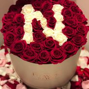 باکس گل استوانه ای هارد باکس با گل رز قرمز و سفید و طراحی حرف N شماره 159