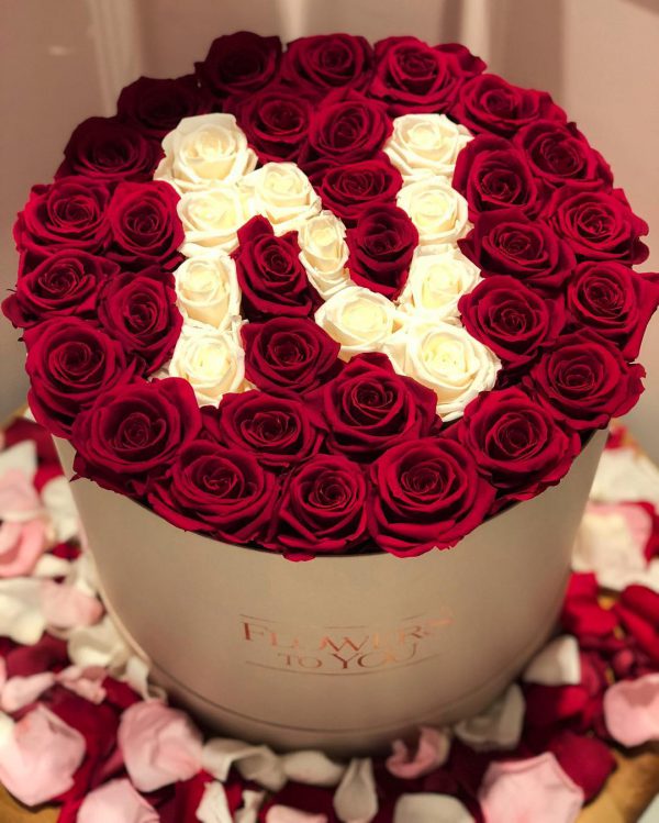 باکس گل استوانه ای هارد باکس با گل رز قرمز و سفید و طراحی حرف N شماره 159