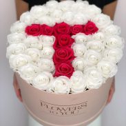 باکس گل استوانه ای هارد باکس با گل رز قرمز و سفید و طراحی حرف T شماره 183