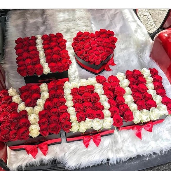 خرید اینترنتی و آنلاین جعبه و باکس گل مکعبی و طرح قلب و دوستت دارم i love you با گل رز قرمز و سفید در تهران از فروشگاه و گلفروشی انلاین شادیچی