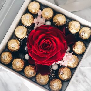 باکس گل رز جاودان با شکلات