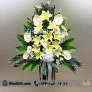 تاج گل کوچک و زیبا با گل های سفید و زرد همراه با برگ های تزئینی پالم